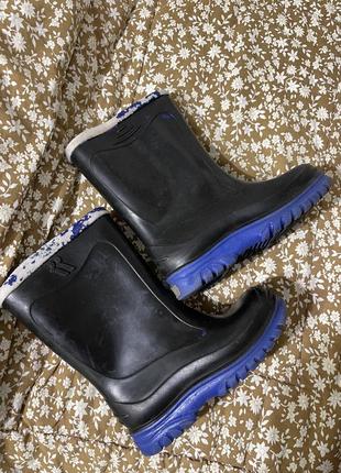 Черные сапоги резиновые для мальчика