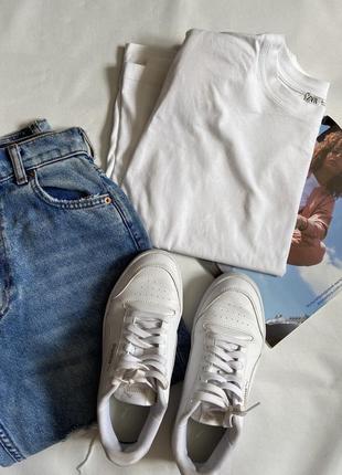 Футболка з об’ємними плечами