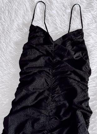 Стильное черное платье zara с драпиро