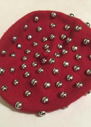 Красный берет , берет с металическими заклепками
