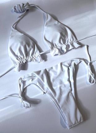 Купальник бикини женский раздельный белый с рюшами на завязках спереди3 фото