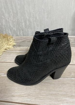 Шкіряні ботильйони під рептилію на стійкому широкому каблуці  італія contigo 39р