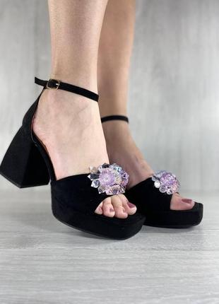 Босоніжки на каблуку