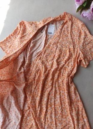 Короткое платье с запахом с мягкой которой вискозы с глубоким v-образным вырезом и короткими рукавами.h &amp; m4 фото