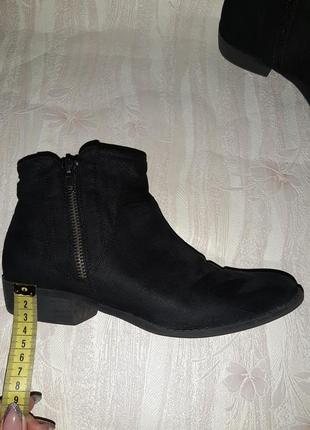Чёрные деми ботиночки на низком ходу с декоративными молниями6 фото