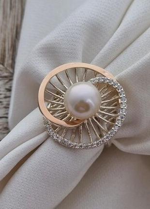 Кольцо серебряное с золотой вставкой жемчужиной и белыми фианитами