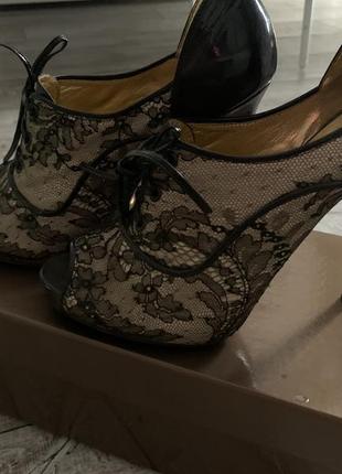 Стильные кожаные туфли adriano diagi (оригинал) полностью обшиты кружевом, шикарно смотрятся на ноге. 25 -25,5 см ножку