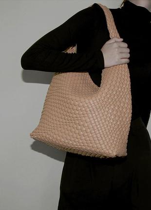 Стильная плетеная сумка