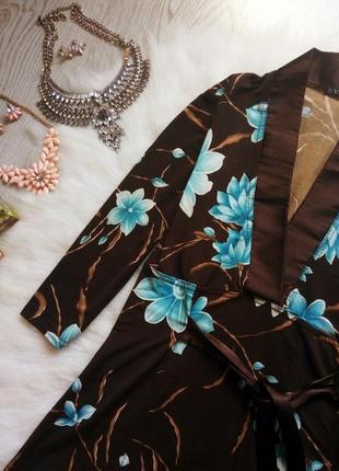 Коричневое приталенное платье в цветочный принт вырез декольте шелковый винтаж с поясом3 фото