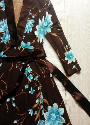 Коричневое приталенное платье в цветочный принт вырез декольте шелковый винтаж с поясом2 фото