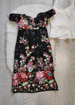Черное платье цветочный принт рисунок открытыми плечами рюшами вырез декольте бисер2 фото