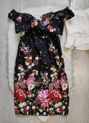 Черное платье цветочный принт рисунок открытыми плечами рюшами вырез декольте бисер1 фото