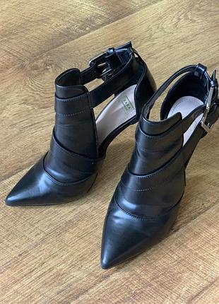 Стильні і дуже красиві ботильйони/черевики zara