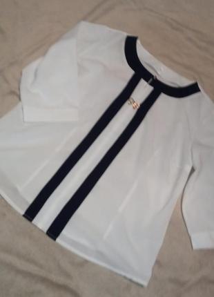 Белая блузка с темно-синими вставками и брошью 54 56