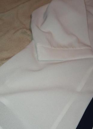 Белая блузка с темно-синими вставками и брошью 54 563 фото