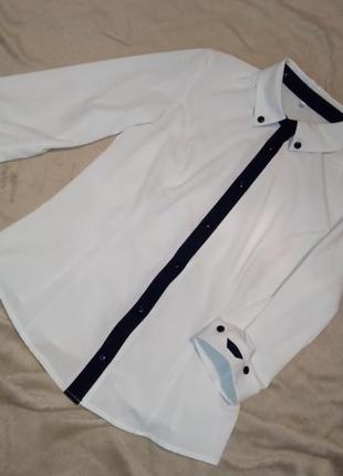 Белая рубашка с темно-синими вставками и пуговицами 441 фото