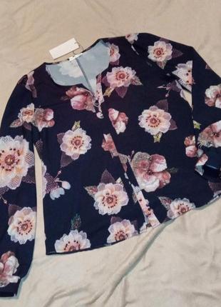Темно-синя блуза з квітковим принтом l