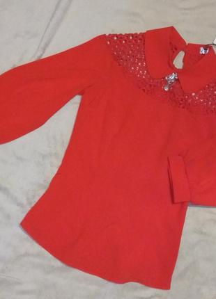 Стильна червона блуза з комірцем і брошкою xs