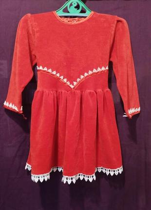 Чарівна оксамитова червона сукня для трирічної дівчинки