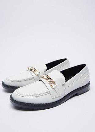 Эффектные лоферы от zara