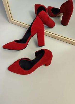 Красные замшевые туфли лодочки на удобном каблуке6 фото