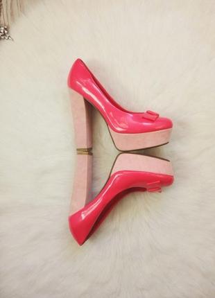 Розовые лаковые туфли на широком бархатном каблуке с бантом лодочки нарядные высокий4 фото