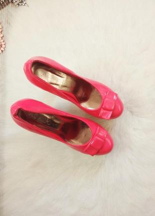Розовые лаковые туфли на широком бархатном каблуке с бантом лодочки нарядные высокий5 фото
