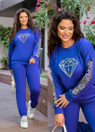 Крутой женский костюм со стразами и лазерной резкой на рукаве