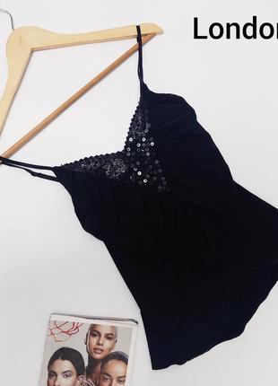 Жіноча чорна топ-блуза з декольте зі стразами на бретелях з розрізом в талії від бренду london