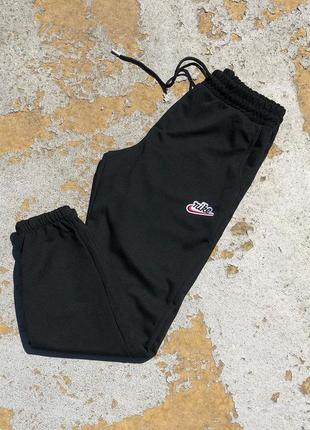 Мужские чёрные спортивные штаны брюки на манжете nike чорні спортивки nike найк