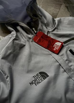 Осенняя серая ветровка куртка the north face серая мужская ветровка the north face3 фото