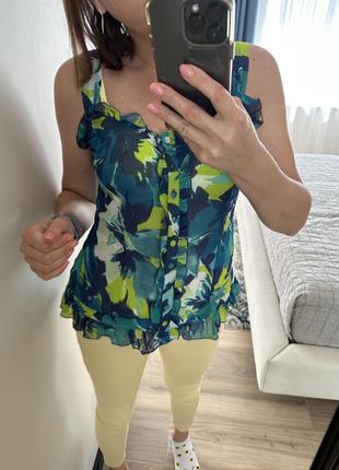 Яскрава блуза з рюшами