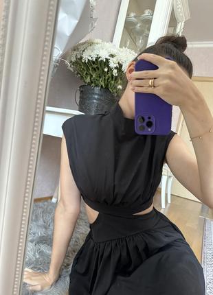Черное коктейльное платье с вырезами4 фото