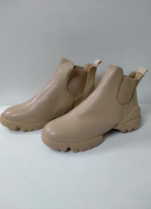 Ботинки жіночі, короткі,бежеві, весна-осінь.і-4460.
розміри:36;37;38;39;40.
ціна -900грн