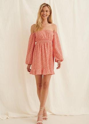 Мини-платье с открытыми плечами в цветы