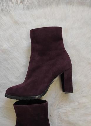 Бордові зливові натуральні замшеві чоботи ботильйони на середньому підборі демі зимові