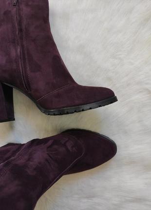 Бордові зливові натуральні замшеві чоботи ботильйони на середньому підборі демі зимові
