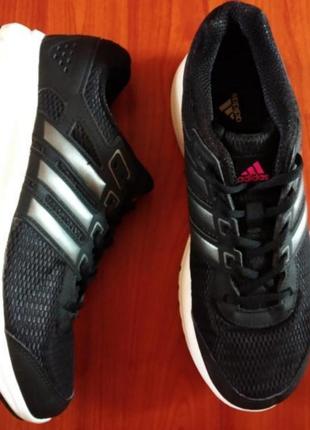 Кросівки для бігу і повсякденної носки від фірми adidas