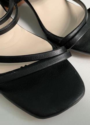 Босоніжки чорні на невисоких товстих підборах2 фото