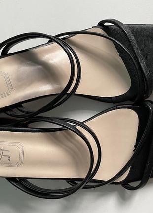 Босоніжки чорні на невисоких товстих підборах3 фото