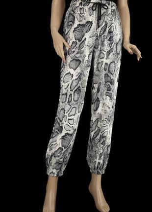 Стильні легкі штани зі зміїним принтом. розмір s/m.1 фото