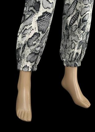 Стильні легкі штани зі зміїним принтом. розмір s/m.5 фото