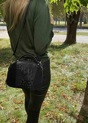 Замшевая женская сумочка на плечо эко кожи рептилии черная, маленькая сумка для девушек9 фото
