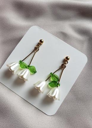 Сережки довгі з квітами мінімалістичні срібні тренд трендові конвалії золоті білі зелені