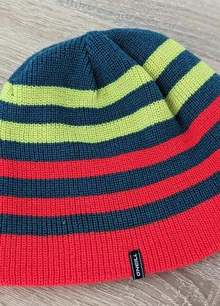 Яскрава дитяча фірмова шапка у смужку o'neill