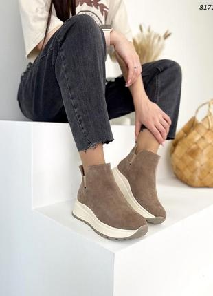 Женские комфортные замшевые демисезонные/зимние ботинки цвета капучино5 фото