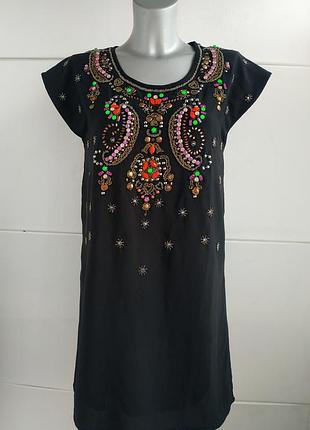 Стильное платье yumi с вышивкой из бисера и стразов