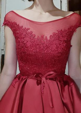 Шикарное коктейльное атласное платье, рубинового цвета!4 фото