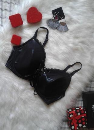 Красивый черный бюстгальтер на чашки pour moi