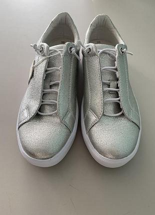 Кросівки …..